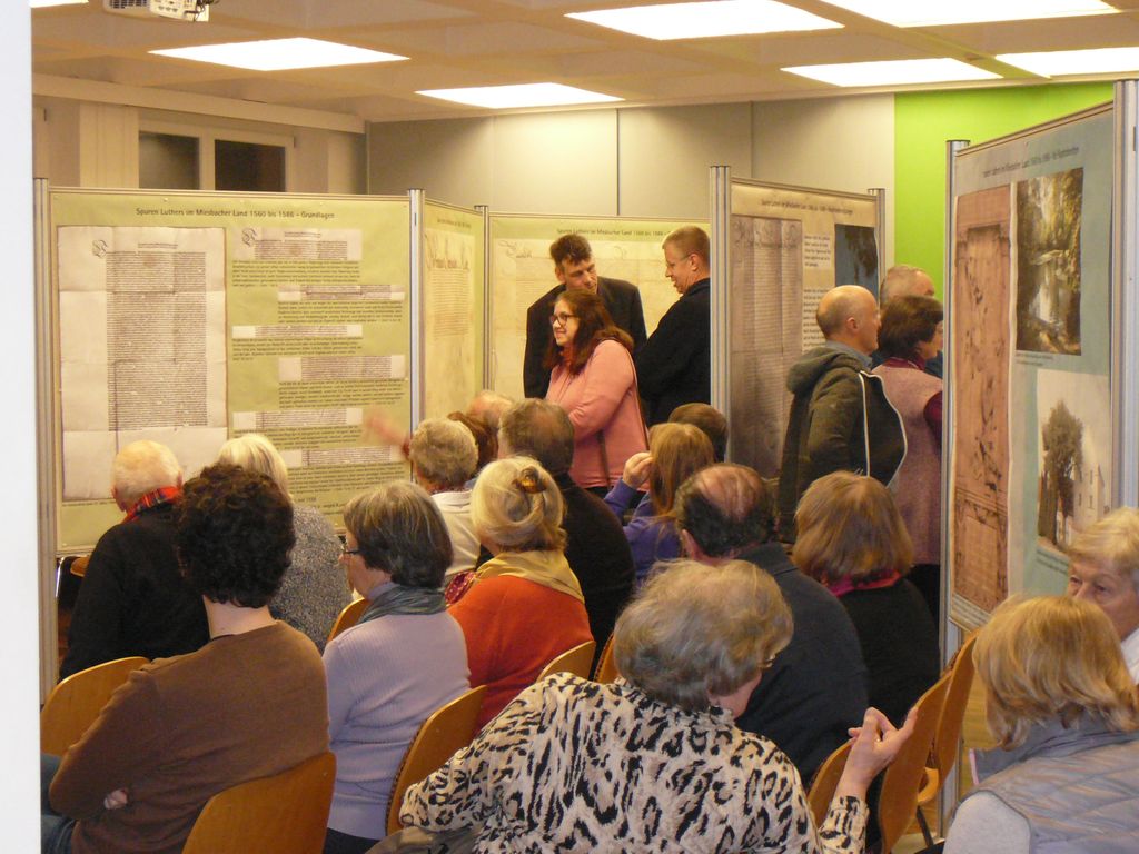 Zahlreiche Besucher kamen zur Ausstellungseröffnung zur Reformation im Miesbacher Oberland 