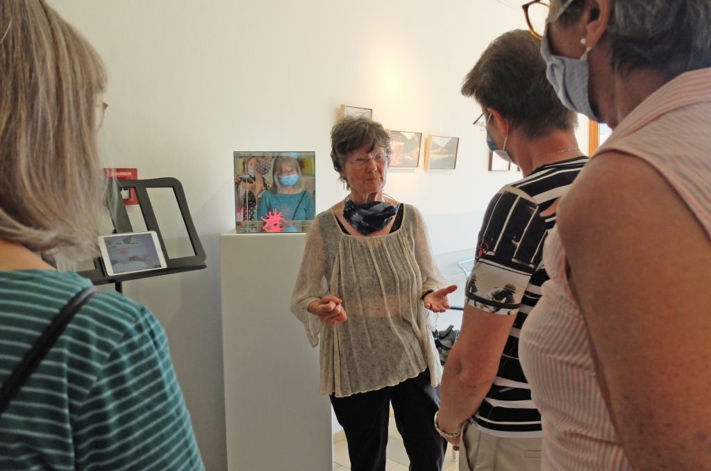 Nele von Mengershausen führt durch die Ausstellung -