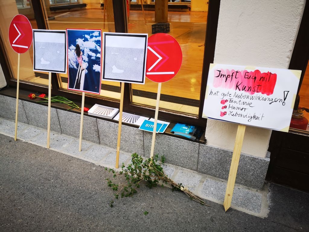 Plakate der Maidemo - Kunst und Corona