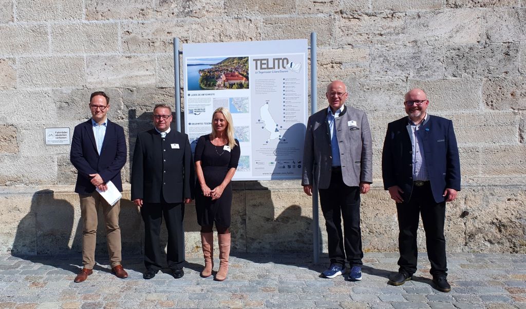 Tegernseer Literatouren feierlich vor der ehemaligen Klosterkirche in Tegernsee eröffnet