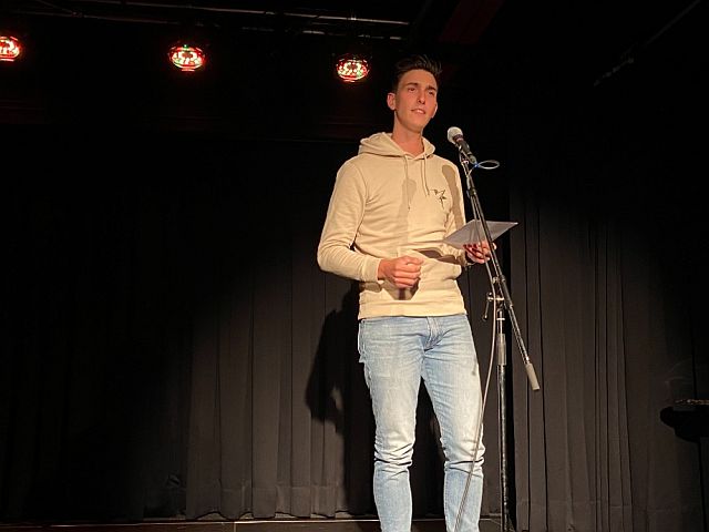 Patrick, wie er den Text „Ist es das Wert“ vorträgt