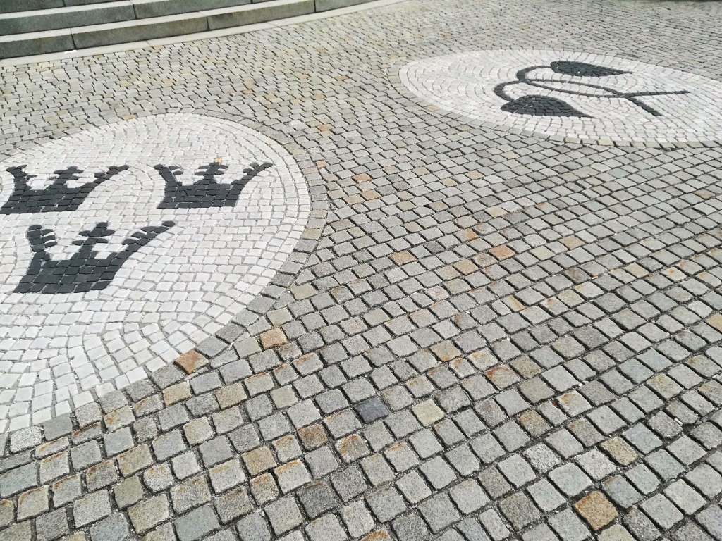 Seelaub und Kronen als Mosaik