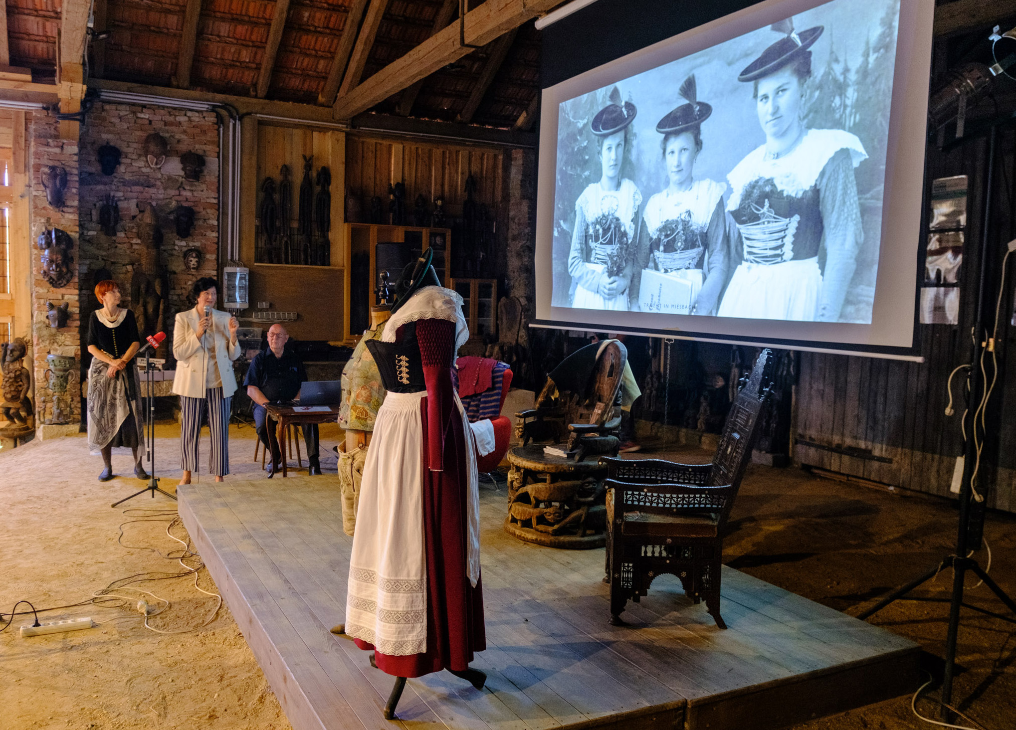 Mode - Schönheit Kontroverse - Verena Wolf präsentiert die Miesbacher Tracht in Fratres