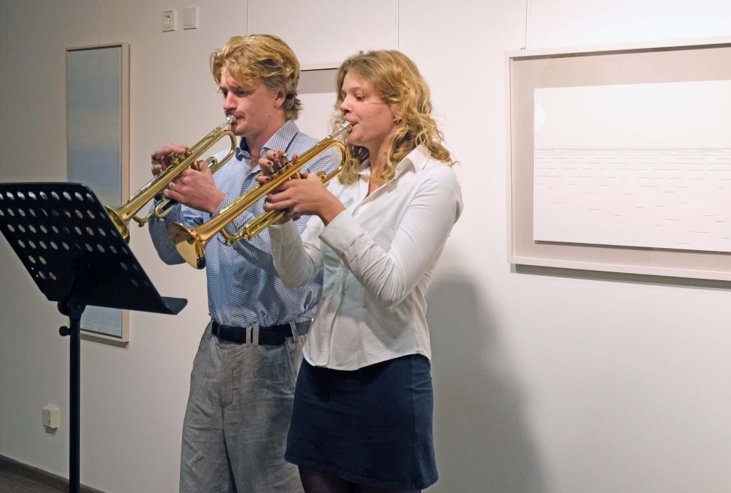 Die Ausstellung "Horizonte" wurde von Henrik Fell und Maria Assmann einfühlsam musikalisch begleitet.