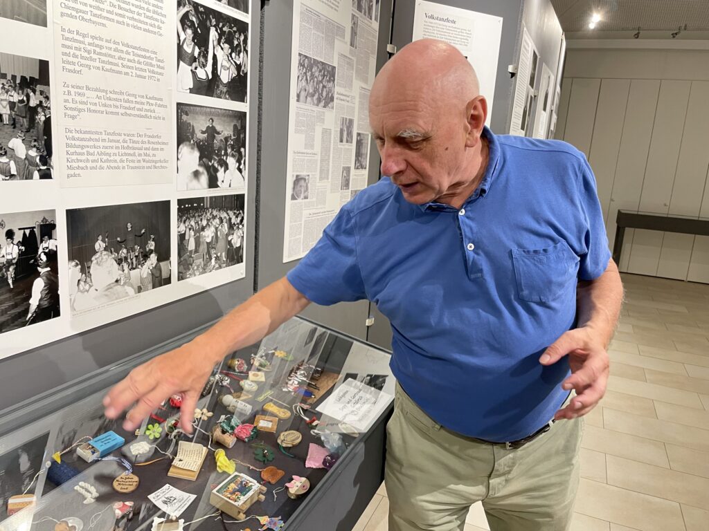 Edmund Schimeta präsentiert die Vitrine mit den Tanzzeichen