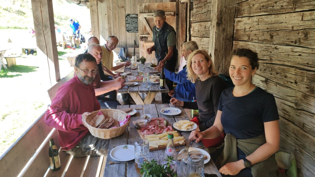 Brotzeit nach dem Schwenden auf der Königsalm