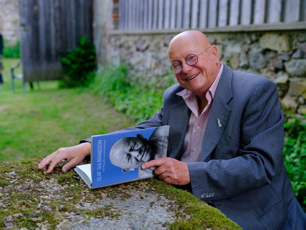 Gerd Helmholzer trägt die Original Brille Olaf Gulbranssons - ein Geschenk der Familie- Warum? Die Ähnlichkeit ist verblüffend