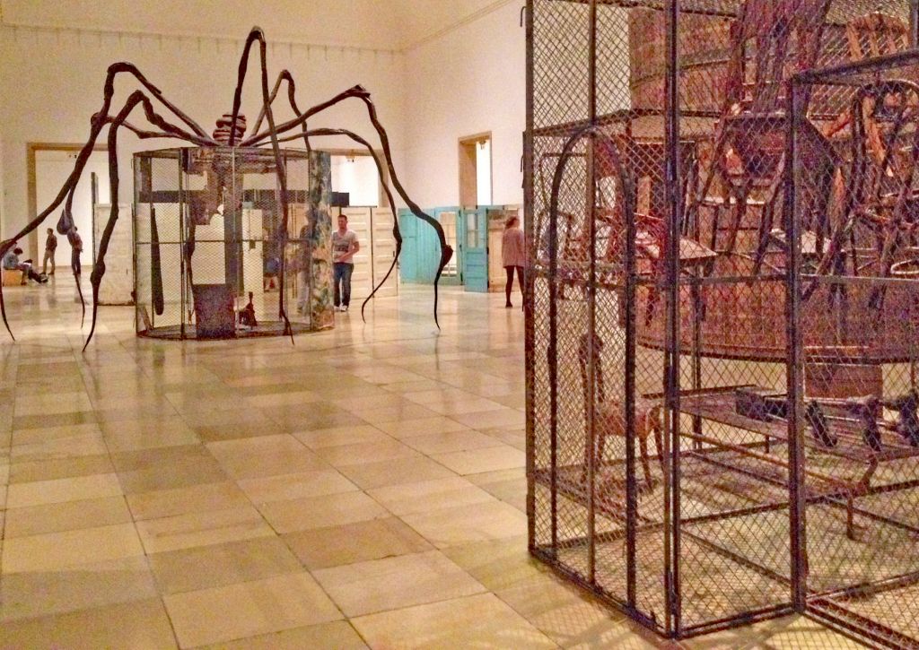 Louise Bourgeois München - Ausstellung Haus der Kunst 2015 - die Spinne hat eine Botschaft: sie steht für das Mütterliche, Beschützende. Foto: IW