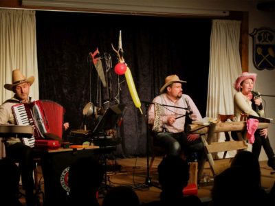 Helmut Sinz, Jörg Steinleitner, Victoria Mayer (v.l.) in Waakirchen