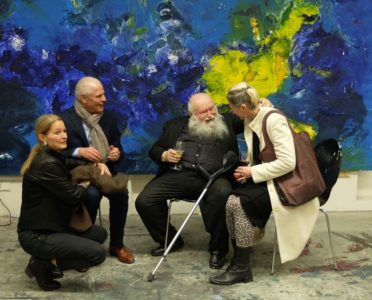 Hermann Nitsch (2.v.l.) im Gespäch während der Vernissage