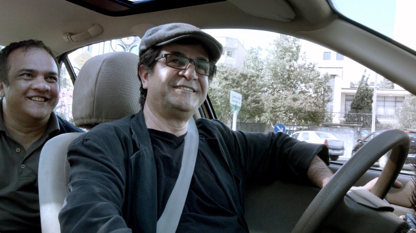 Regisseur Jafar Panahi in seinem Taxi im Film Taxi Teheran