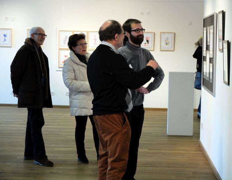 Riccardo Milazzo im Gespräch mit Besuchern der Ausstellung