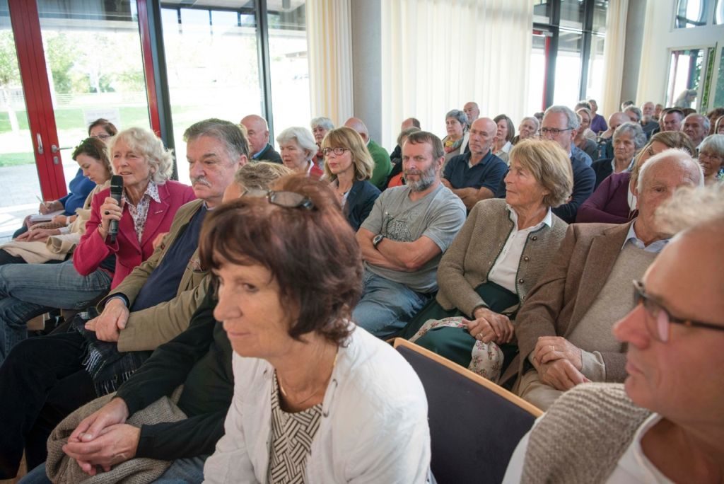 gespanntes Publikum beim Schlierseer Kulturherbst mit Markus Ederer und Gerhard Polt 