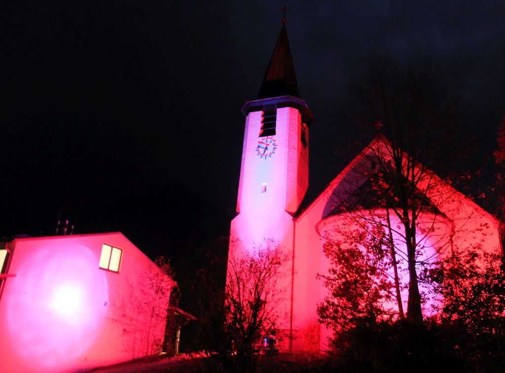 St. Josef und Pfarrhaus erstrahlen in Licht- und Farbinstallation des Schlierseer Kulturherbstes.