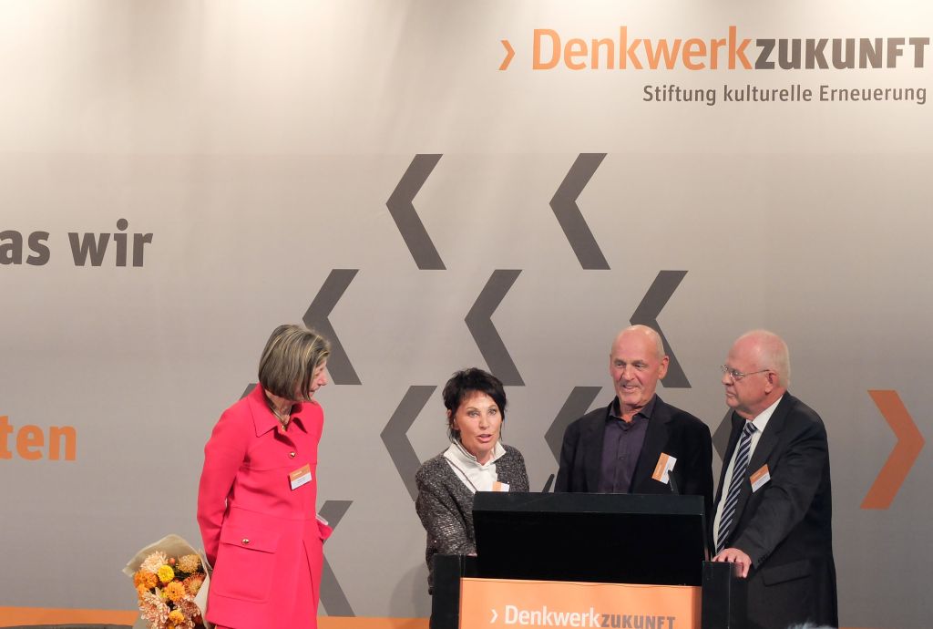 Konferenz von Stiftung Denkwerk Zukungt - Stefanie Wahl (links) unnd Meinhard Miegl (Rechts) mit den Stiftern