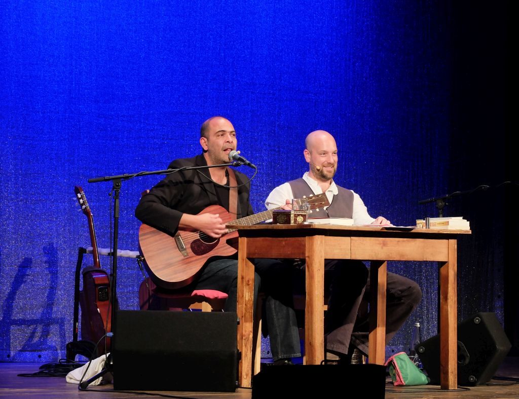 Zwei Typen, zwei Gitarren, zwei Bücher, zwei Weißbiere: Hannes Ringlstetter und Stephan Zinner im Waitzinger Keller