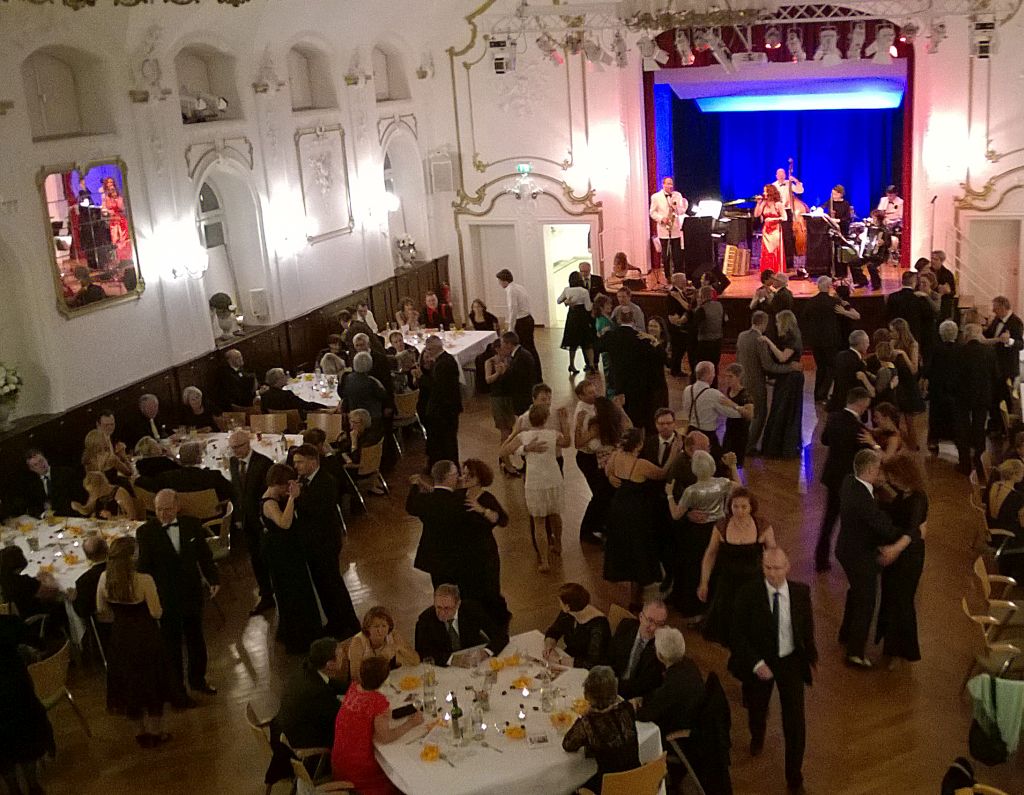 Voll ausgebuchter Tanzsaal zur ersten Ballnacht von Kulturwerkstatt im Oberland