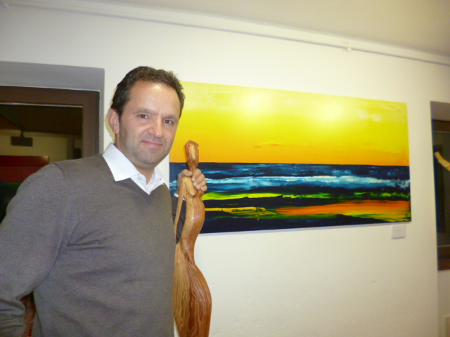 Claudio Fischerkeller mit einem Bild aus der Serie „Meer abstrakt“