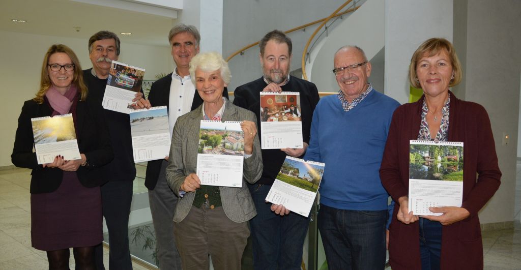 Angelika Stiastny-Pöhlmann (Geschäftsstellenleiterin der Raiffeisenbank Holzkirchen-Otterfing),Frank Strathmann (Vorsitzender der Bürgerstiftung Holzkirchen), Olaf von Löwis (Bürgermeister Holzkirchen), Cornelia Engl (Holzkirchner Bücherecke), Klaus Offermann (Stellv. Vorsitzender der Bürgerstiftung Holzkirchen),Peter Knecht (Ökumenische Nachbarschaftshilfe Holzkirchen), Elisabeth Gaube (Ökumenische Nachbarschaftshilfe Holzkirchen).