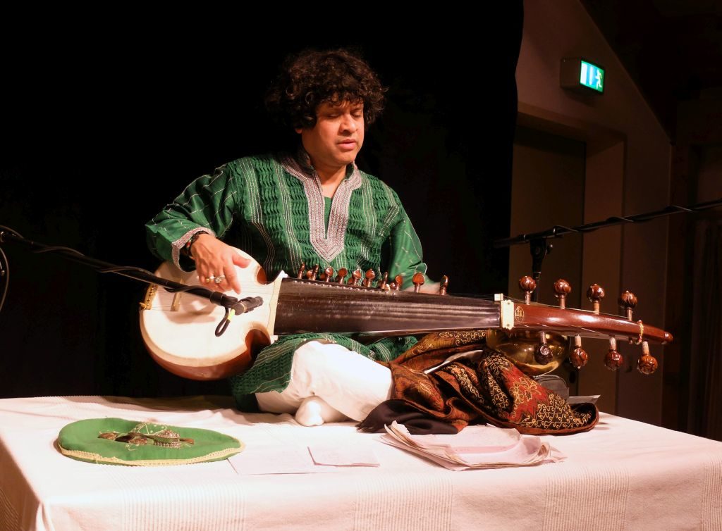 Ranajit Sengupta ergänzt komplementär diese musikalische Reise auf seiner Sarod 