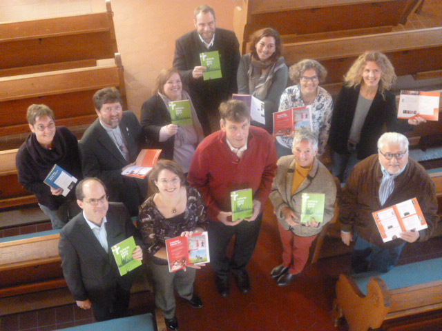 Pfarrer Erwin Sergels und Pfarrerin Melanie Striebeck u.a.  Aktive des Vorbereitungsteams beider Konfessionen aus Miesbach, Hausham und Schliersee in der Apostelkirche in Miesbach