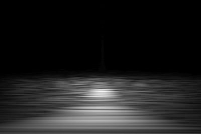 Chris Tille: New Horizon – Gravitationswellen – Visualisierung der Energie aus der Kollision zweier schwarzer Löcher.