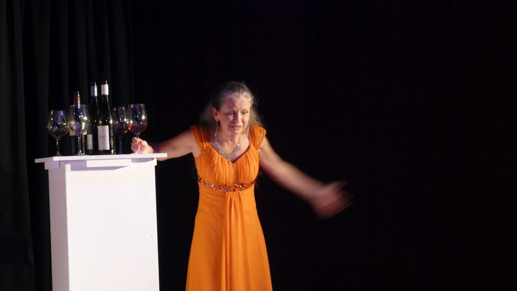 Team Theater Holzkirchen - Annemarie Schmirl bei der Premiere von „Liebst Du mich (wirklich)? Oder wieviel Kafka verträgt Deine Beziehung?“