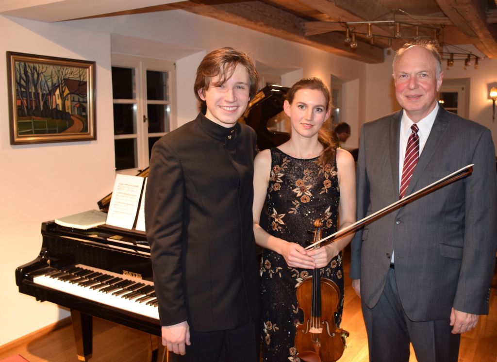 Amadeus Wiesensee, Amelie Böckheler, Martin Maria Krüger (v.l.) im Altwirtsaal in Warngau