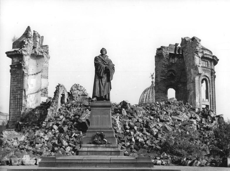 Das wieder aufgestellte Lutherdenkmal und die Ruine der Frauenkirche, ein bleibendes Denkmal für die sinnlose Zerstörung der Stadt. Aufn.Nov.1958