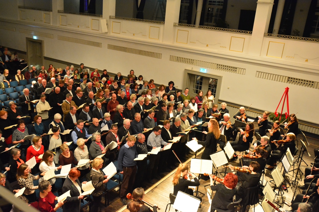 Singalong unter Leitung von Andrea Wehrmann im Waitzinger Keller.