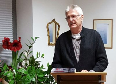 Autor E.J. Kromer liest in der Schreibwerkstatt aus seinem Buch "Schneebälle braten".