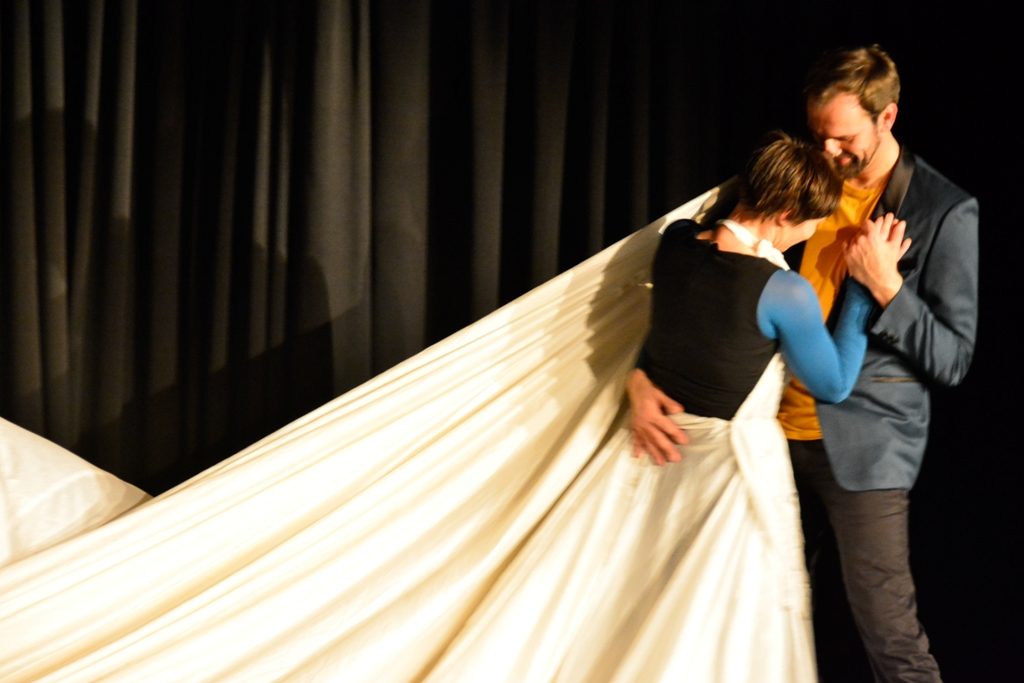 ensemble peripher - Aus dem Ballon erwächst das Brautkleid: Lydia Starkulla und Guido Drell.