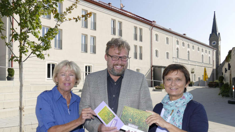 Monika Ziegler von Kulturvision , Wolfgang Foit und Ingrid Huber präsentieren das Programm "Anders wachsen"