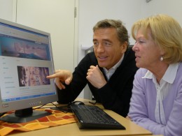 Stefan Scheider erläutert die neue Website 