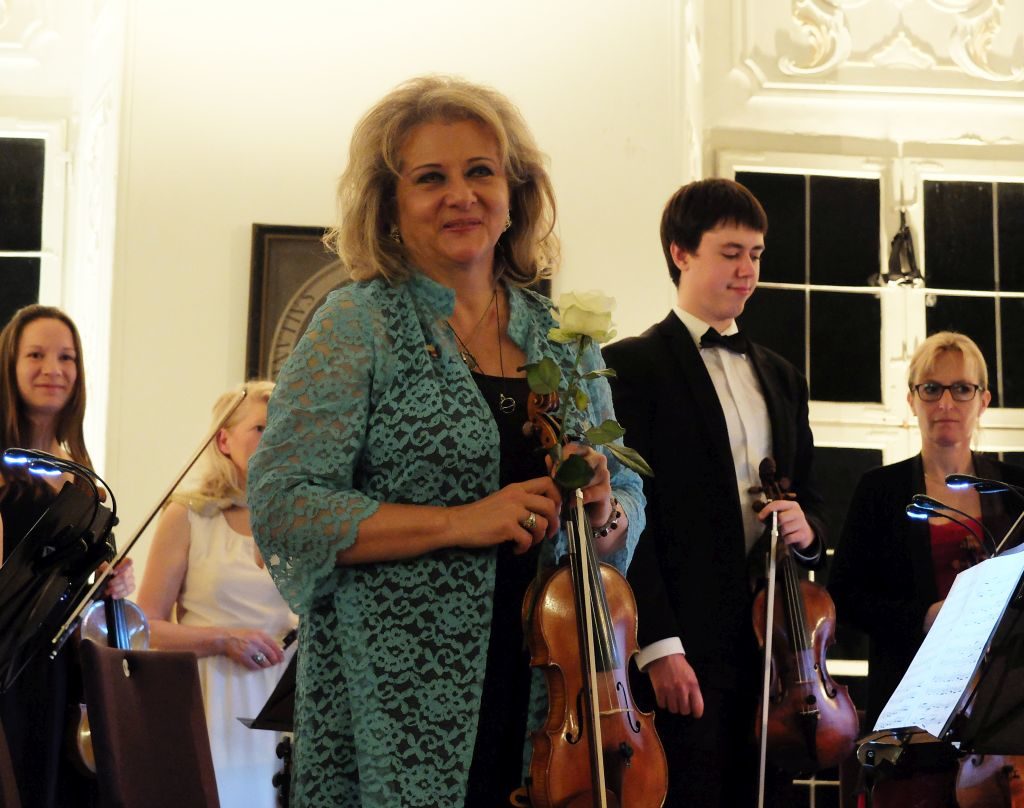 Kammerphilharmonie Dacapo - An der Ersten Geige brilliert Tamara Fiala, im Dialog mit Artem Lonhinov (v.l.)