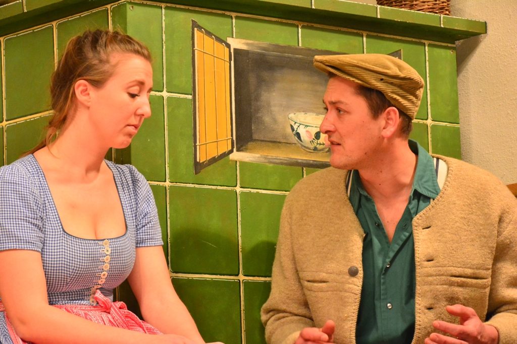 Theaterbühne Warngau - Erste Liebe, Kathi (Franziska Hampel) und Ignaz (Dominik Peraus)