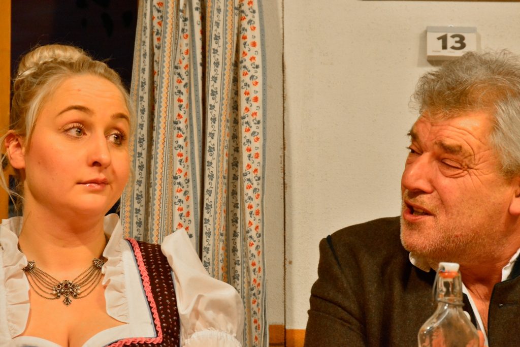Theaterbühne Warngau - Röslein (Karin Schwarzer) bezirzt Gabriel (Hubert Holzner)