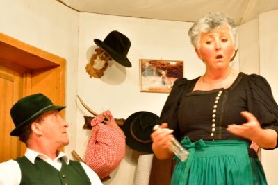 Theaterbühne Warngau- Mali nimmt ihrem Mann Balthes den Schnaps weg. Lisa Holzner und Franz Spiegler