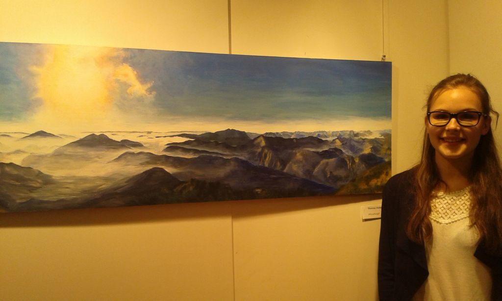 Von Kunstlehrer Michael Petters für ihre Malerei gelobt: Theresa Huber mit ihrem Bild "Risserkogel"