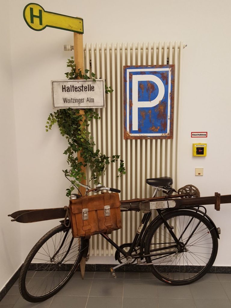 Ausstellung mit Exponaten der Waitzinger Sammlerfreunde - Bushaltestelle