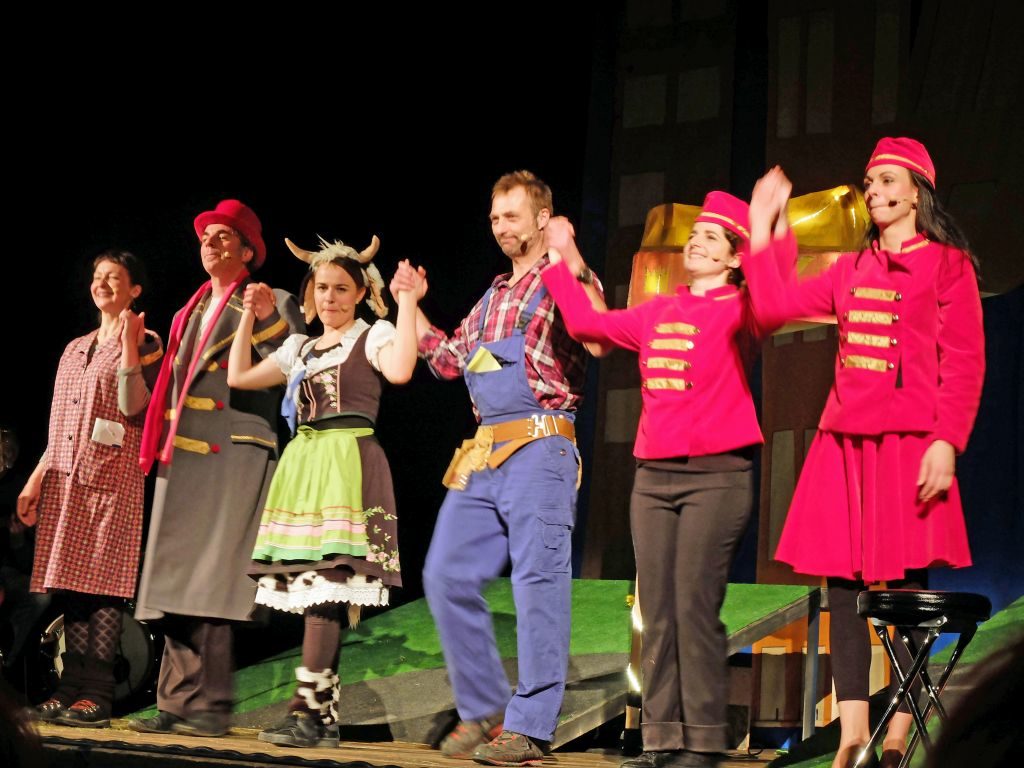Sternschnuppe Kuh-Familien Muhsical - Das Ensemble: Bela Turba, Martin Mantel, Constanze Lindner, Josef Eder, Nadia Tamborrini, Mandy Menz (v.l.)