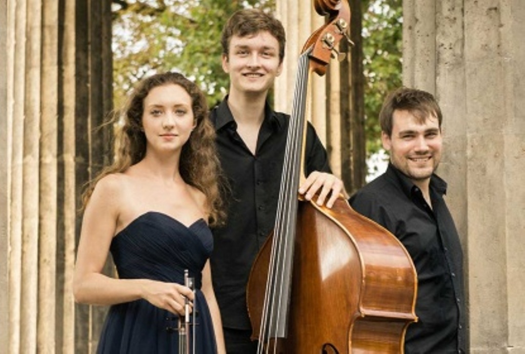 Trio Kontra: Johanna Pichlmair (Violine), Andreas Ehelebe (Kontrabass), Georg Michael Grau (Klavier)