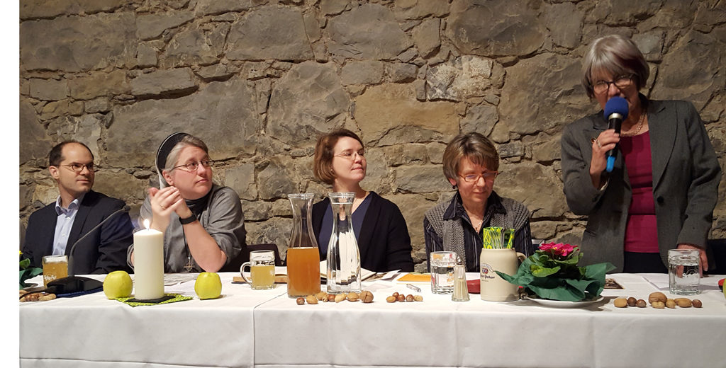 Martin Luthers Tischreden - Im Podium: Pfarrer Erwin Sergel, Schwester Nicol, Pfarrerin Anika Sergel-Kohls, Betty Mehrer, Inge Jooß. 