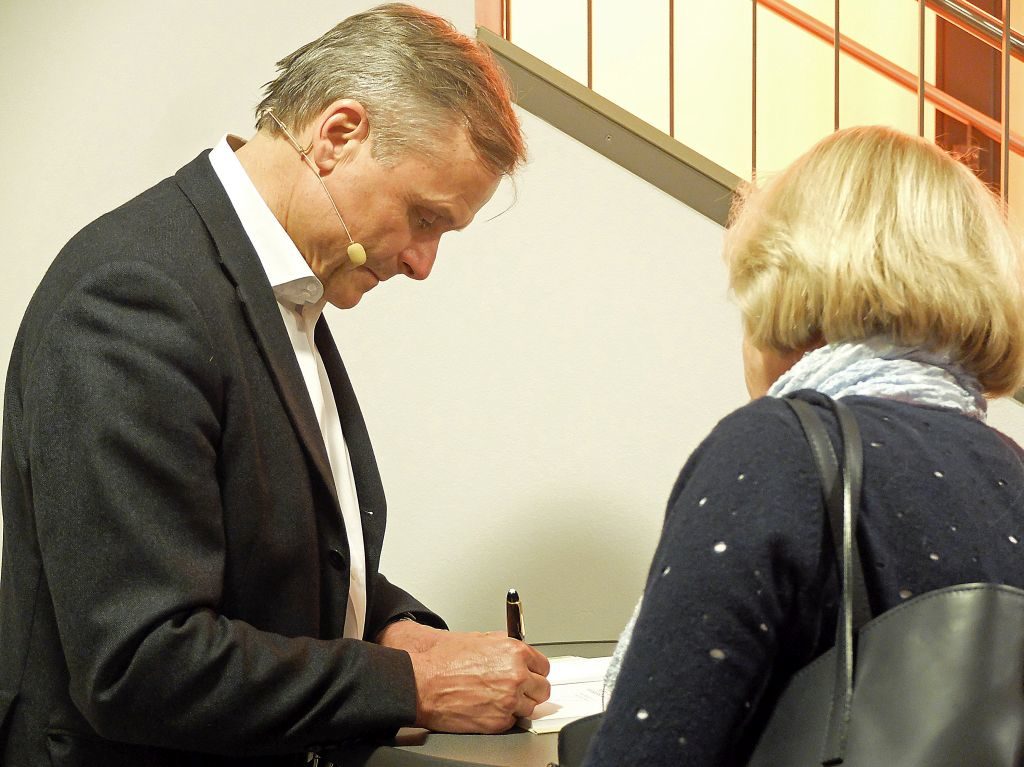 Axel Hacke signiert im Kultur im Oberbräu Holzkirchen 