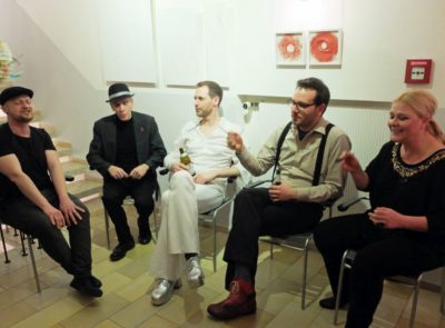Nach dem Konzert gings noch weiter: A-capella im Treppenhaus (Thomas Ottmar Steingruber, Wayne Wegener, Thomas Haala, Martin Seiler, Christina Bianco v.l.)