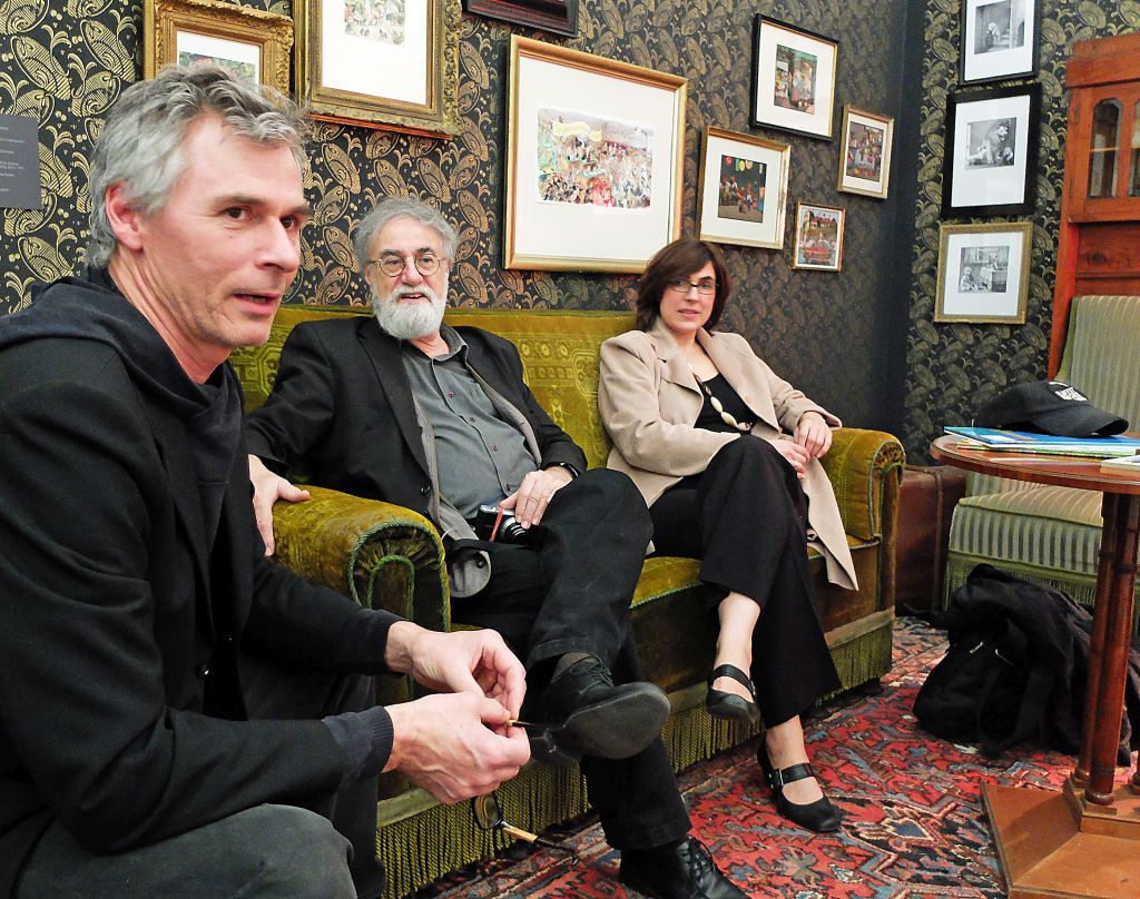 Moderator Andreas Schantz (Kulturforum Rosenheim), Emanuel Aronson Rund (Regisseur) und Monika Hauser-Mayr (Leiterin Städtische Galerie Rosenheim) diskutieren mit weiteren Gästen das Thema „Kultur verbindet“ in der Städtischen Galerie-Rosenheim