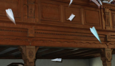 Beim Filmgottesdienst anlässlich des Chorwochenendes im letzten Jahr segelten Papierflieger von der Empore der Apostelkirche.