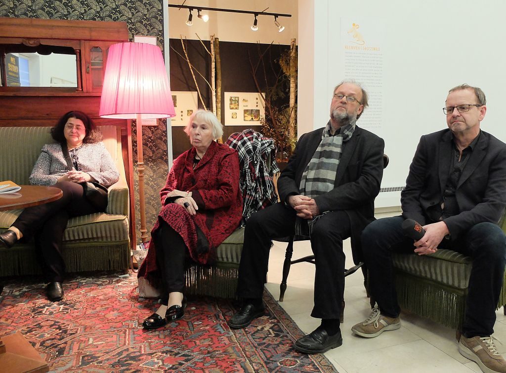 Podiumsdiskussion „Kunst verbindet“: Irene Durukan, Mut & Courage e.V. (links) und Reinhard Knirsch, 2. Vorstand Kulturforum Rosenheim e.V. (rechts) mit Gästen 