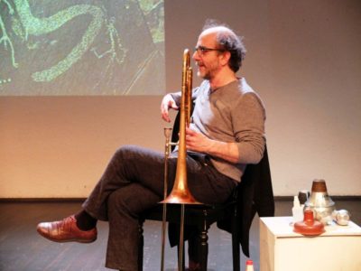 Jazz-Posaunist Sebi Tremontana begleitet die Atom-Geschichten