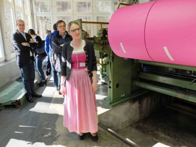 Elisabeth Birmoser führte durch die Büttenfabrik während des Symosiums von MCBW und SMG